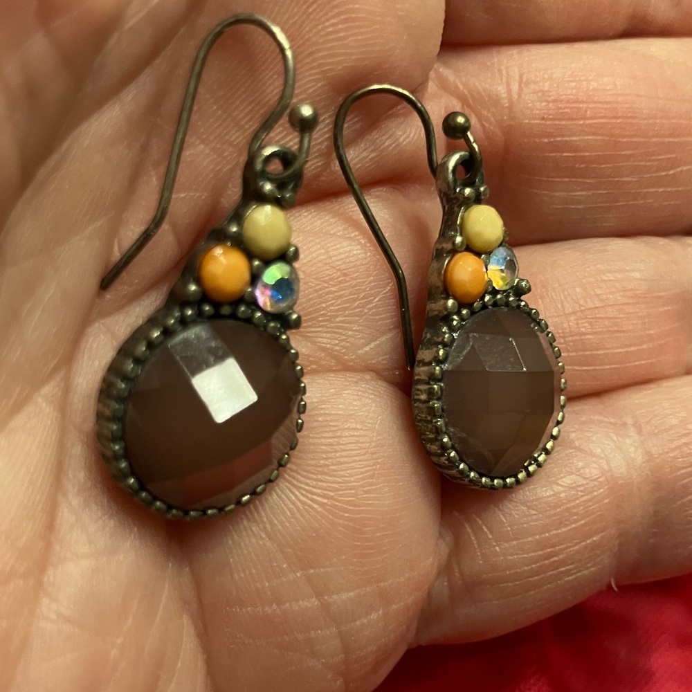 Five pairs of pierced earrings in a variety of styles - Picture 10 of 12
